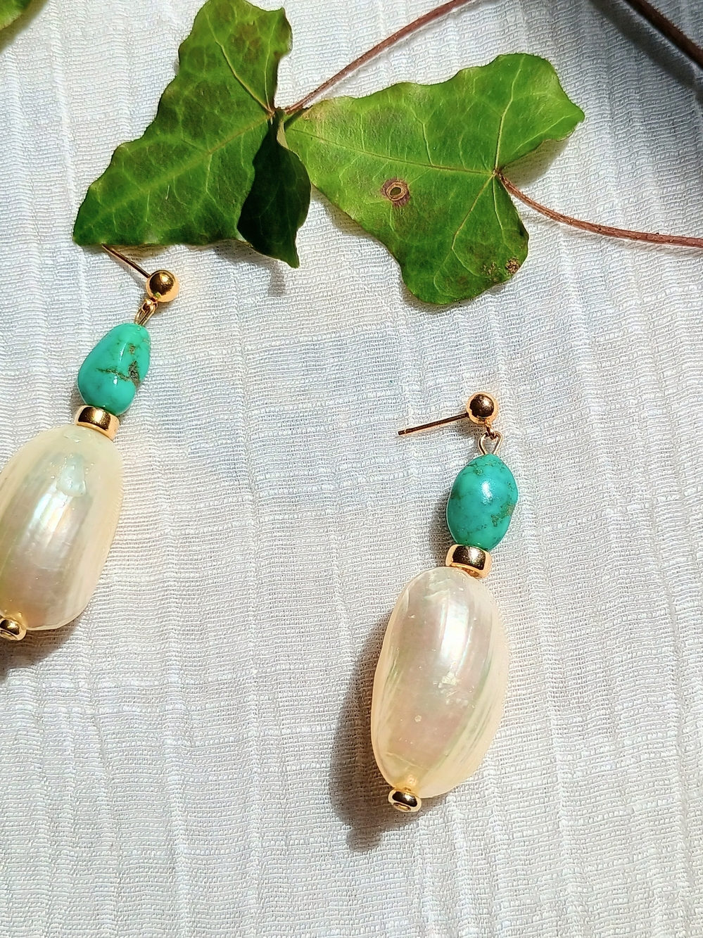 🌊 COASTAL GRANDMOTHER 🌊 VTG Artisan Crafted natural shell & turquoise earrings